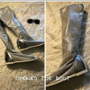 Silver open toe flat boots 😍